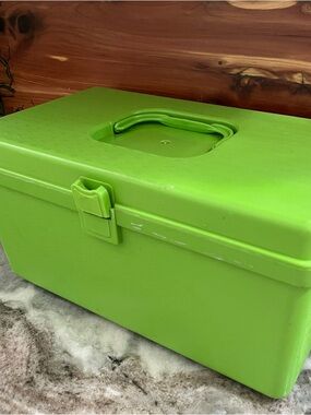 Wilson Manufacturing Corp. vintage Wil-Hold lime green plastic sewing craft case